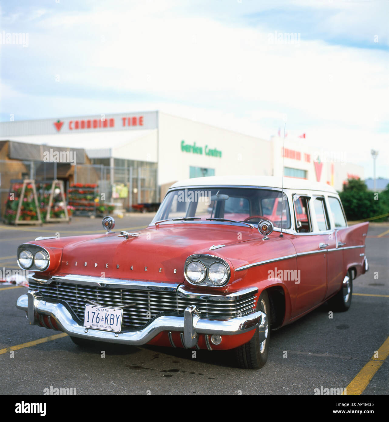 Vorderansicht eines 1950er Studebaker klassische amerikanische Station Wagon Auto auf einem Parkplatz in Kanada KATHY DEWITT geparkt Stockfoto