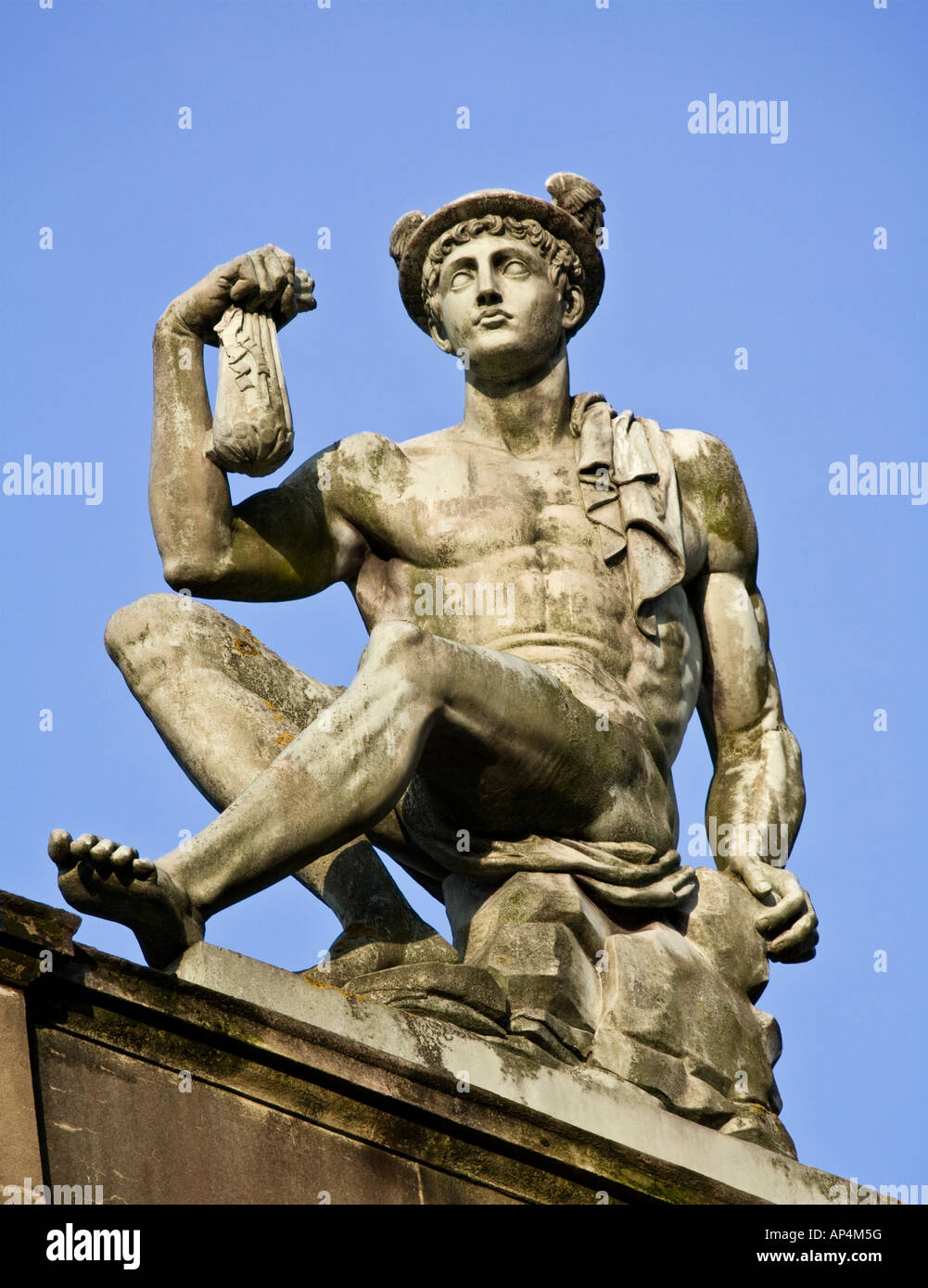 Einer der zwei Skulpturen von Quecksilber durch Alexander Sandy Stoddart auf der Oberseite der Italian Centre, Merchant City, Glasgow. Stockfoto