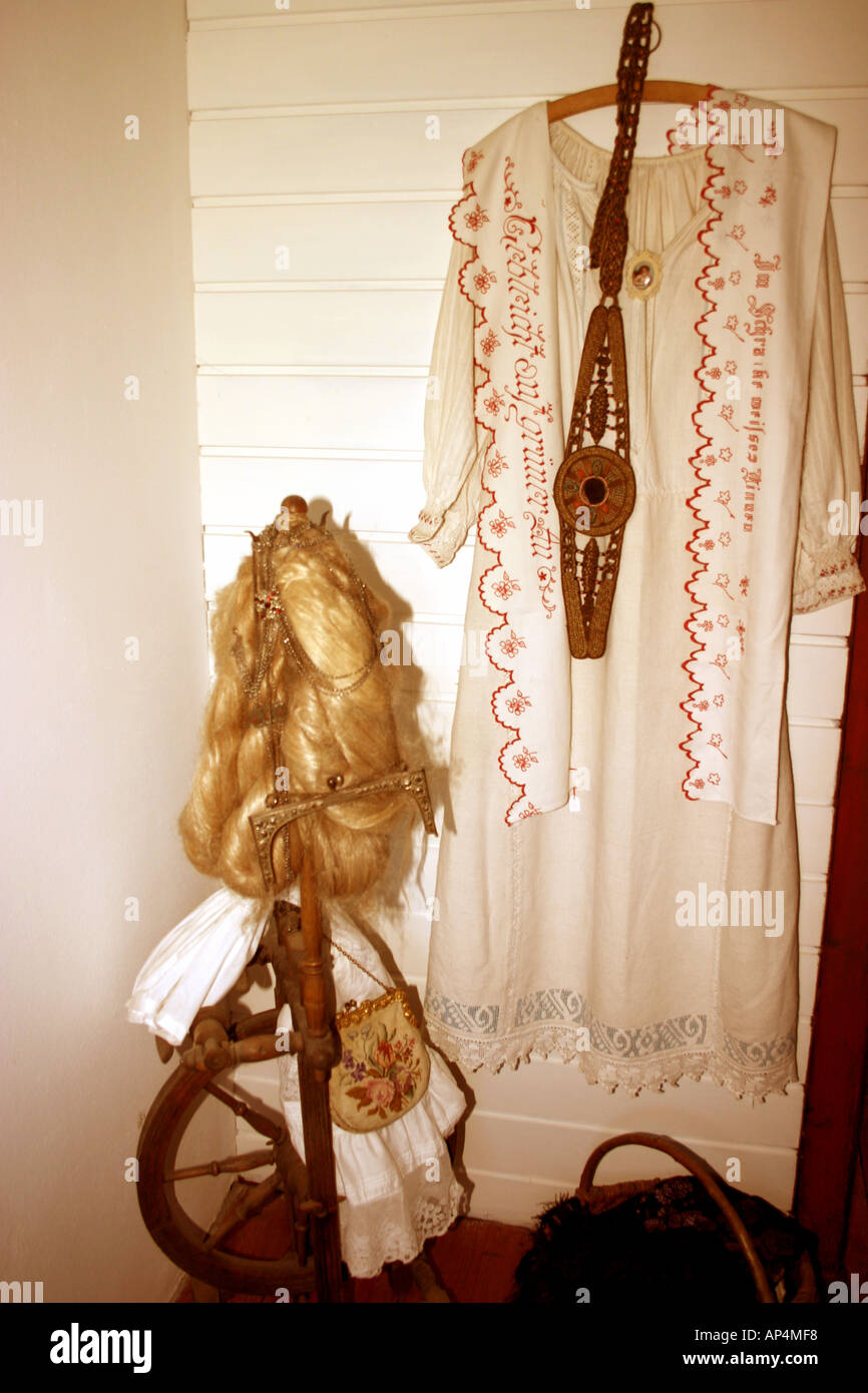 Tante Marys Nighty bayerischen bestickte Kleid und Spinnrad Chiemgau Bayern Deutschland Stockfoto
