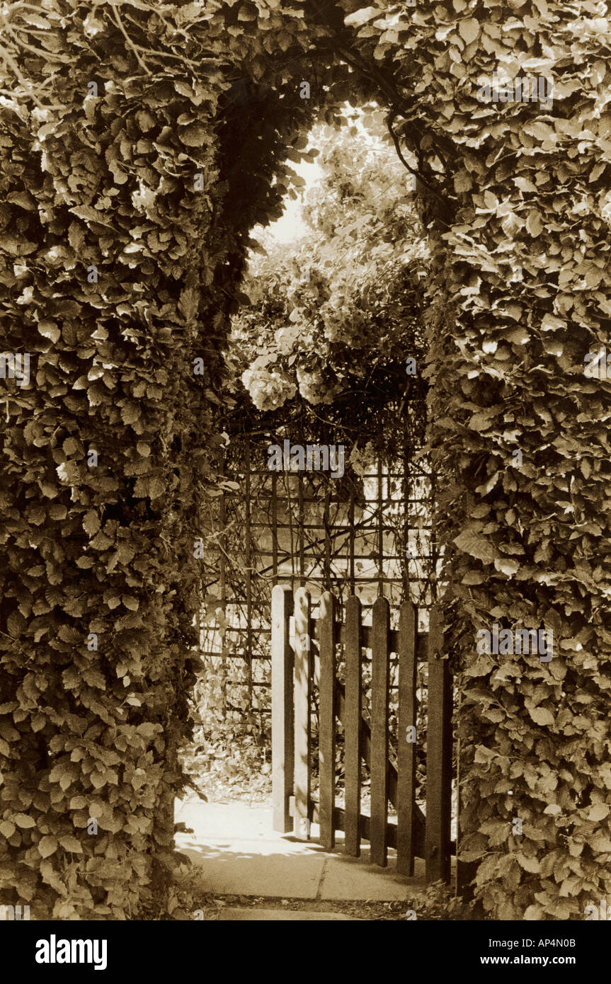 Sepia getönten Gartentor in Jane Austin Haus Hampshire England Stockfoto