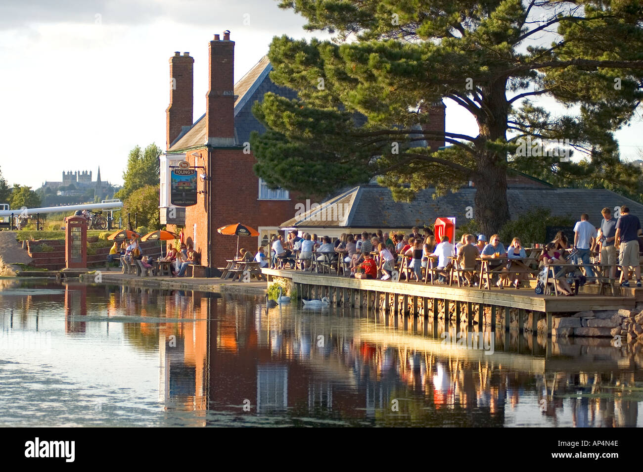 Doppelte sperrt Pub, Exeter Kanal, Devon, UK. Stockfoto