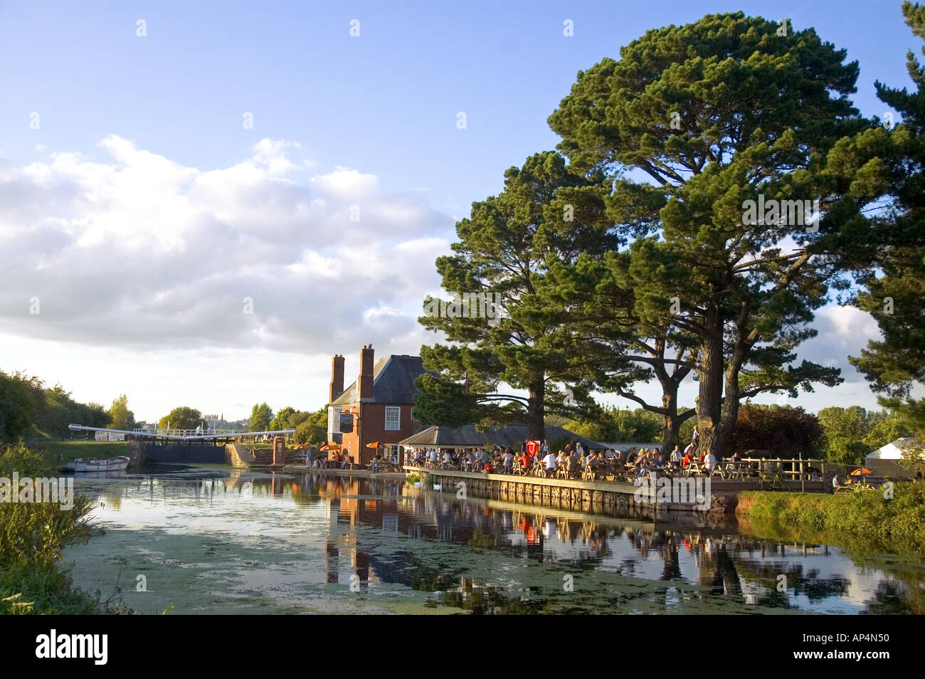 Doppelte sperrt Pub, Exeter Kanal, Devon, UK. Stockfoto