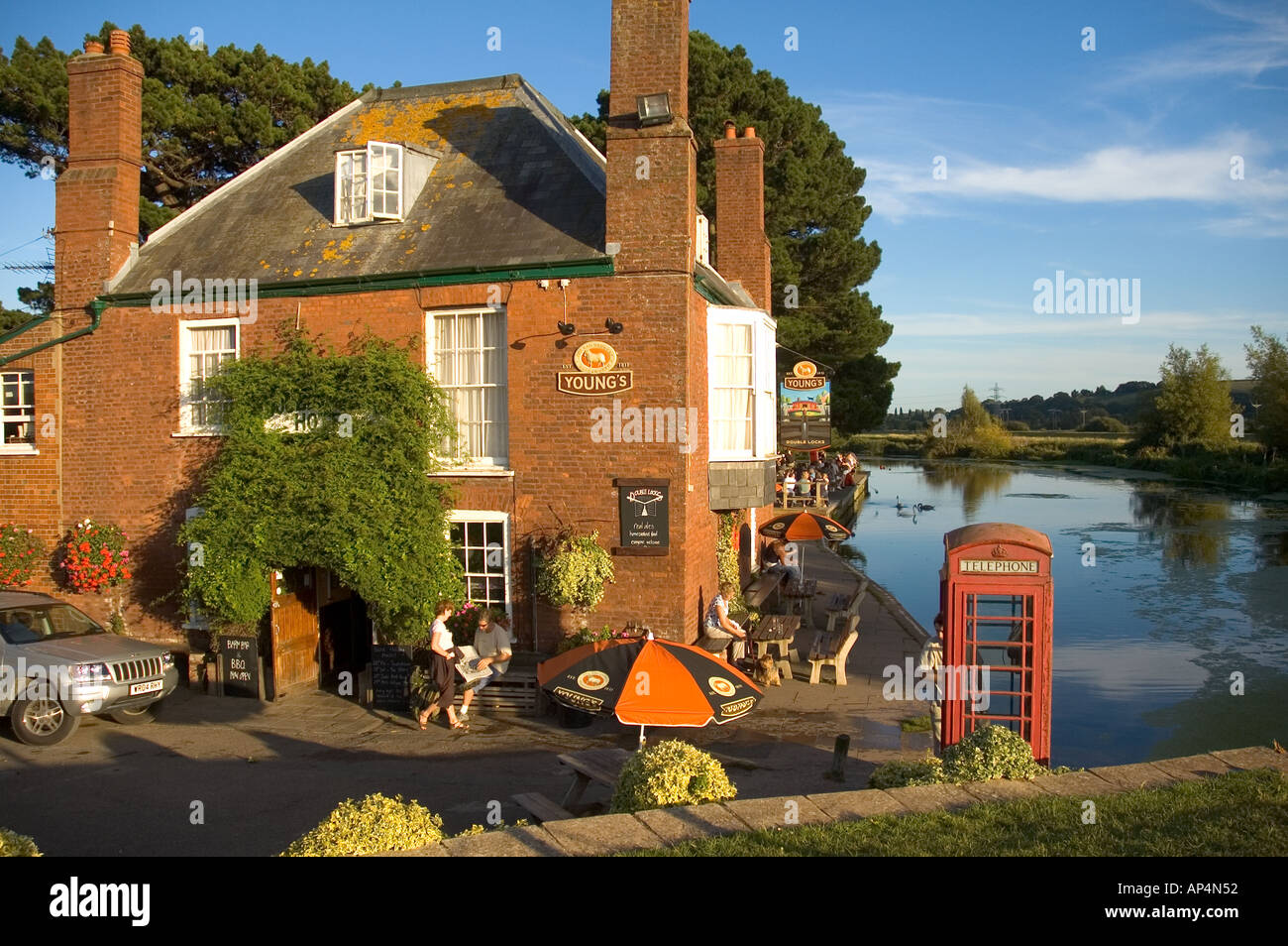 Doppelte sperrt Pub, Exeter Kanal, Devon, UK. Stockfoto