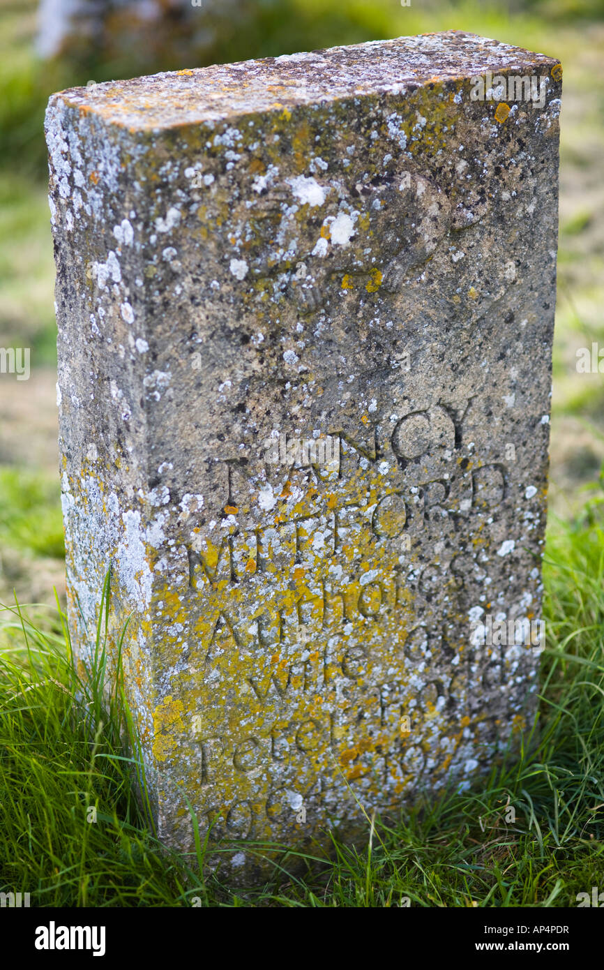 Der Grabstein von Nancy Mitford, Kirche der Hl. Maria Jungfrau im Swinbrook Stockfoto