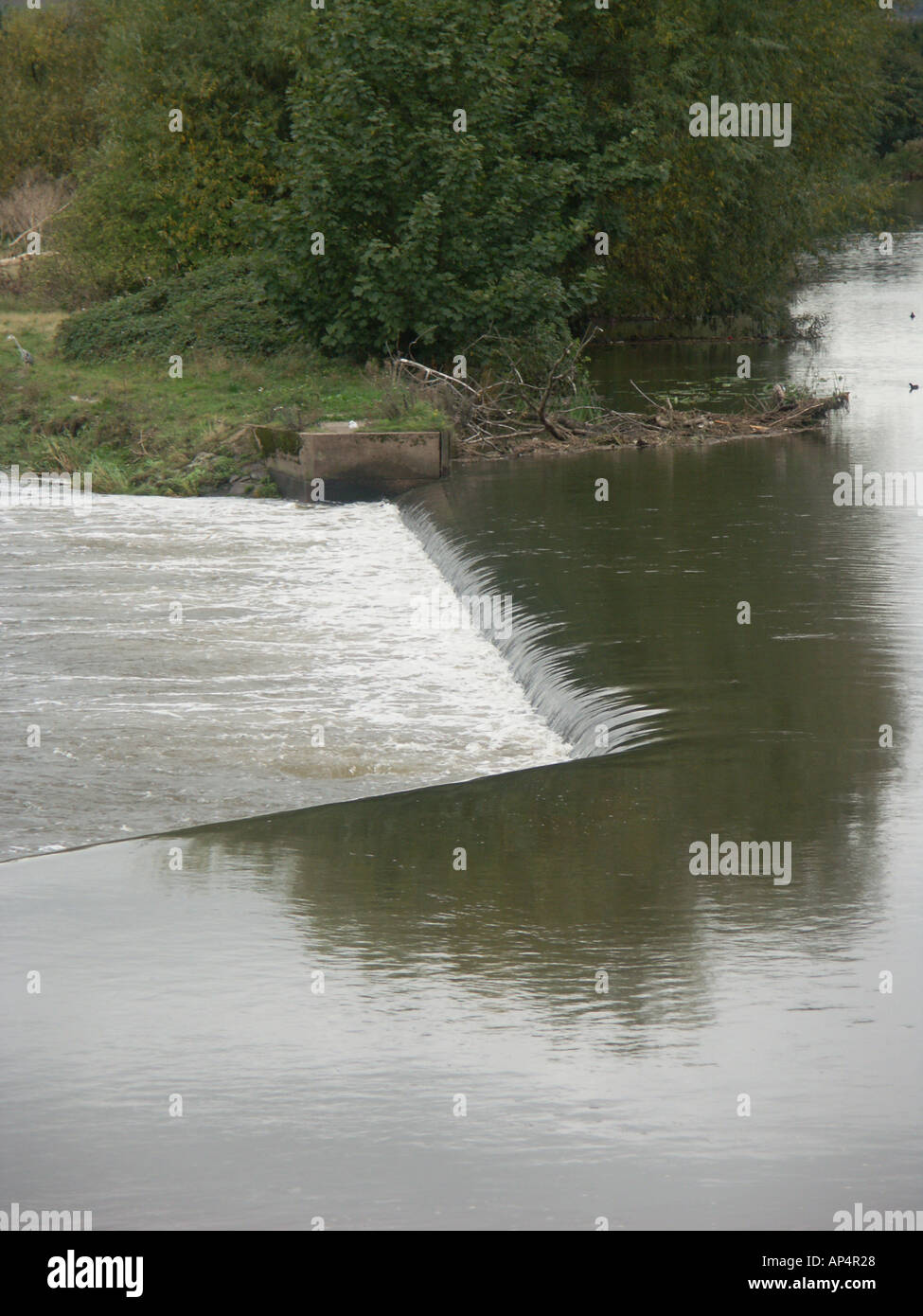 Angeschwollenen Fluss zahm und Wehr Stockfoto