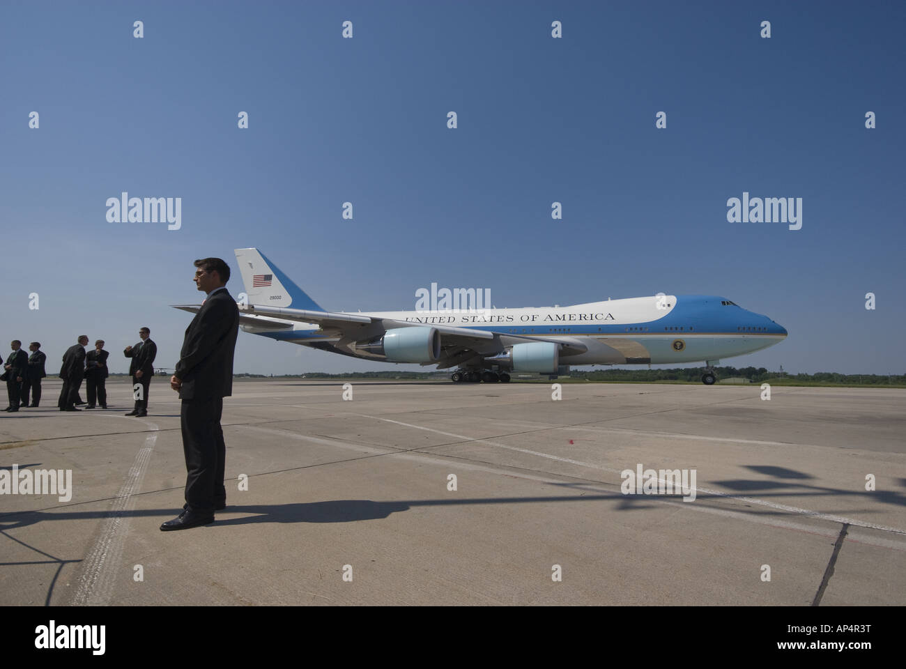 Geheimagenten des US-Präsidenten George W. Bush bewachen das Flugzeug der Air Force One Boeing 747, als er sich auf den Abflug vom Flughafen Rostock vorbereitet. © Olli Geibel Stockfoto
