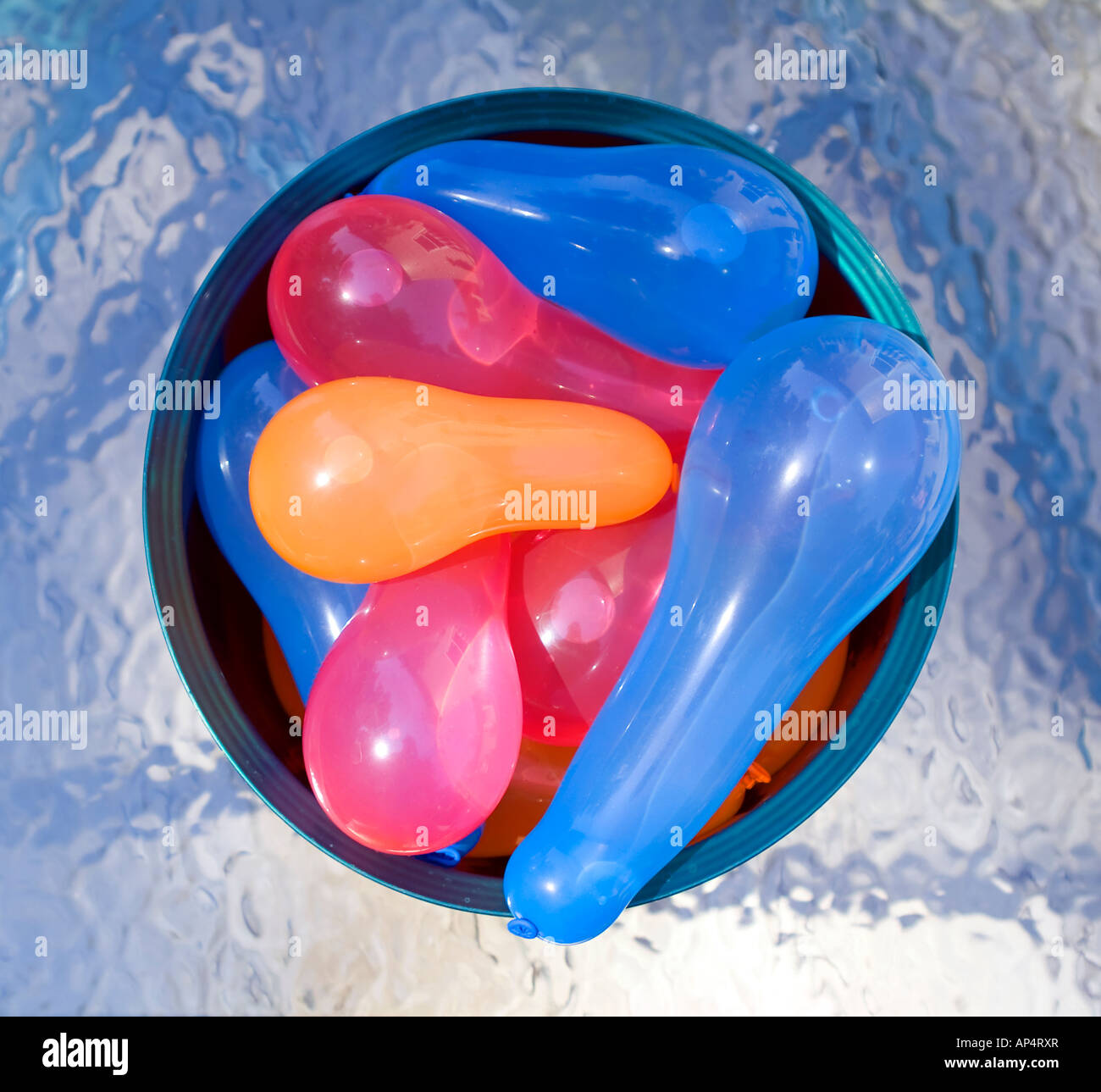 Wasserballon kämpfen -Fotos und -Bildmaterial in hoher Auflösung – Alamy