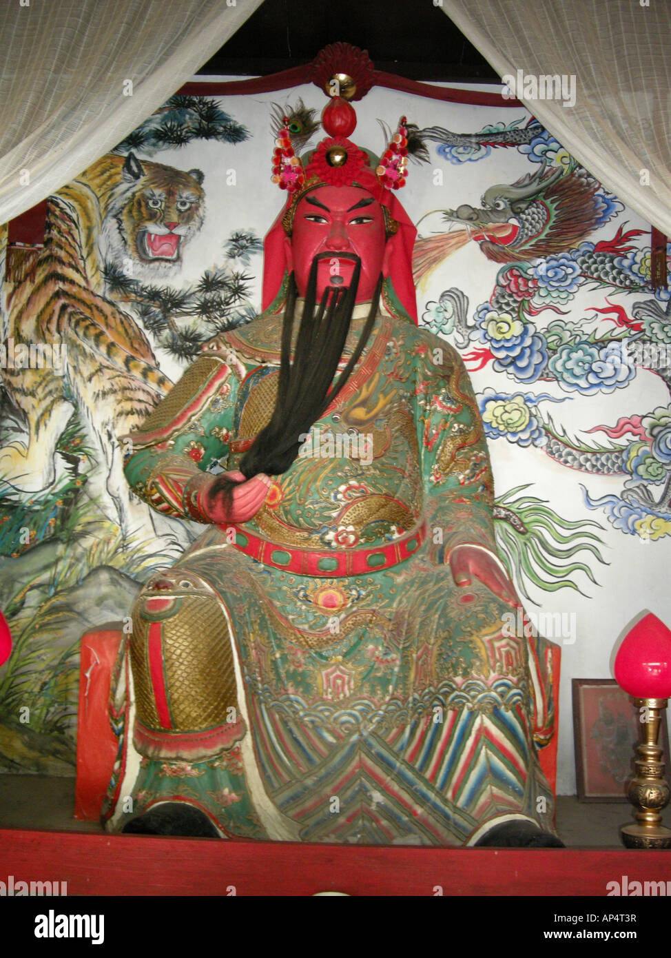 Alte König in bunten Gewändern und Kopfbedeckungen, Dongguan, China Stockfoto
