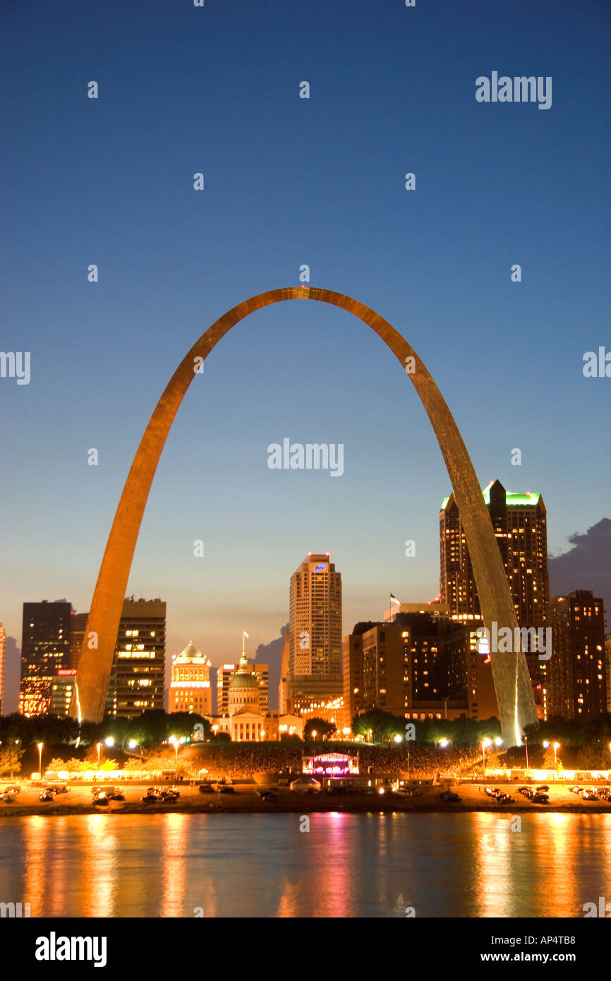 Der Gateway Arch von St. Louis Missouri in der Nacht Stockfoto