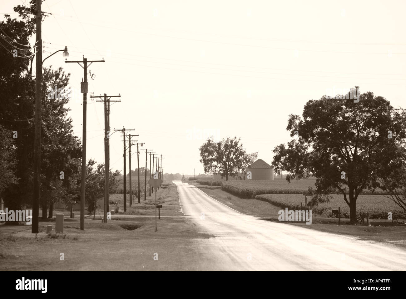 LANDSTRAßE IN EINER KLEINEN PROVINZIELLEN STADT IN ZENTRAL-ILLINOIS IM MITTLEREN WESTEN USA Stockfoto