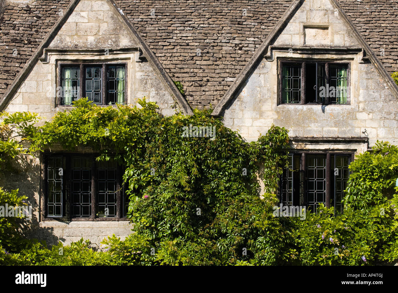 Profil von einem Satteldach Cotswold Steinbau mit Bleiglasfenster und steinernen Pfosten, Burford, Oxfordshire, Vereinigtes Königreich Stockfoto