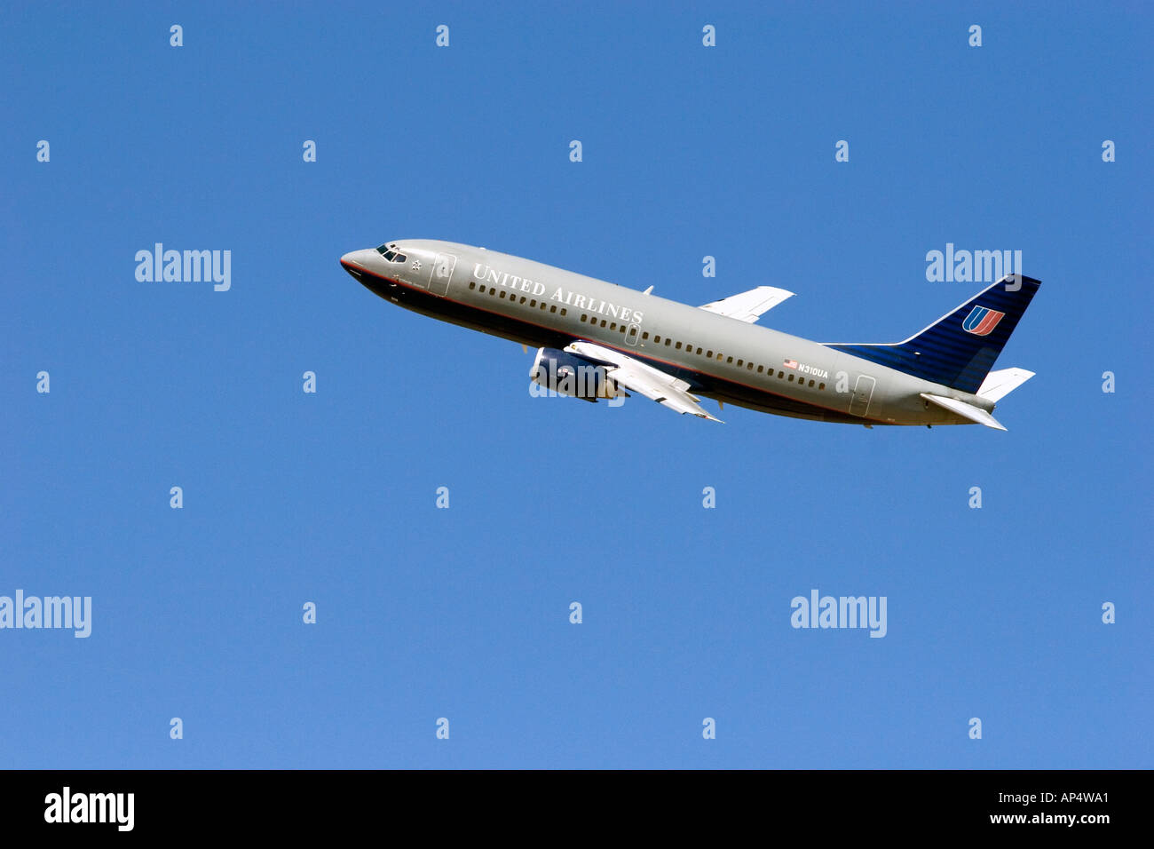 United Airlines Boeing 737 klettert heraus in einen blauen Himmel Stockfoto