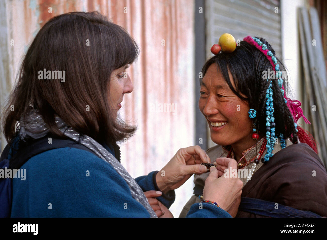 Christine Kolisch untersucht einen Z-Stein auf die BARKHOR ist die tibetische Basar in LHASA-TIBET Stockfoto