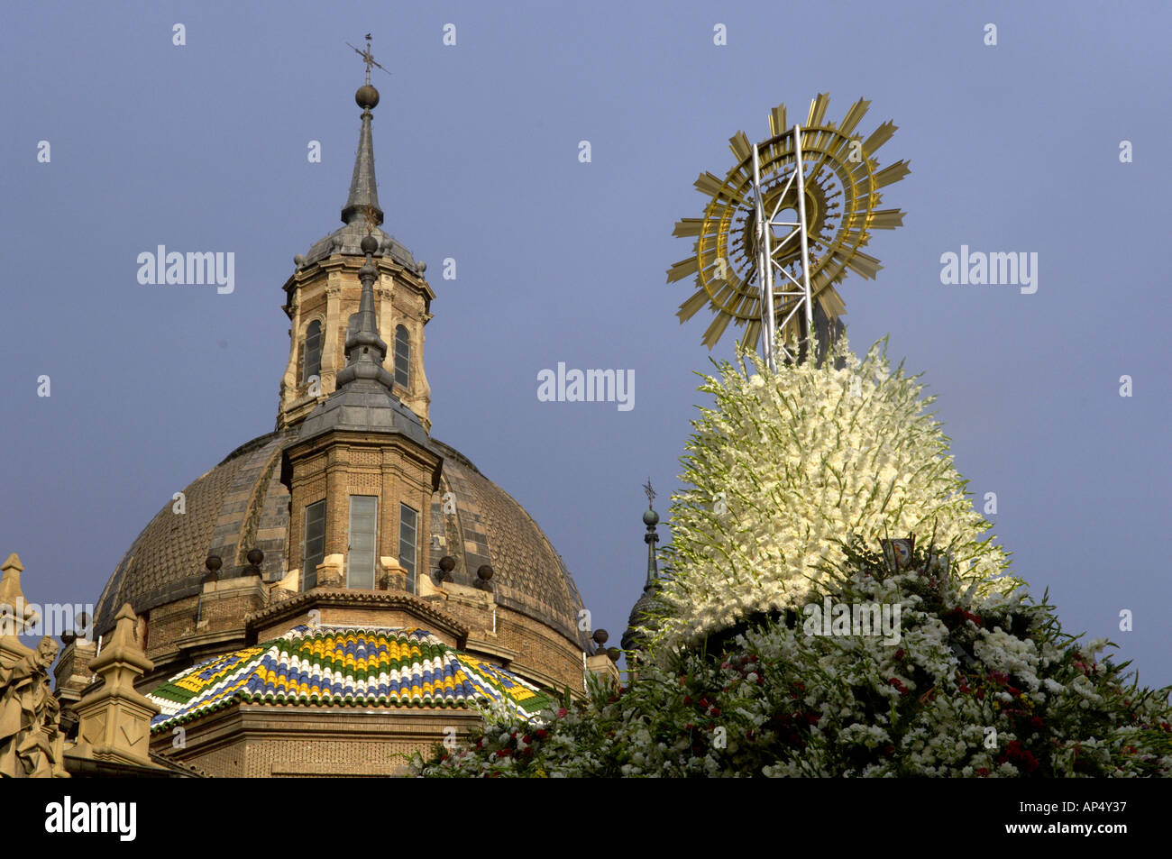 Das Symbol der Nuestra Senora del Pilar bedeckt in Blumen vor der Basilika, während der jährlichen Fiesta in Zaragoza Spanien Stockfoto