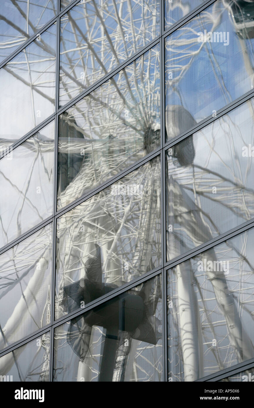 Reflexionen des Riesenrads In Selfridges Windows, Exchange Square, Manchester UK Stockfoto