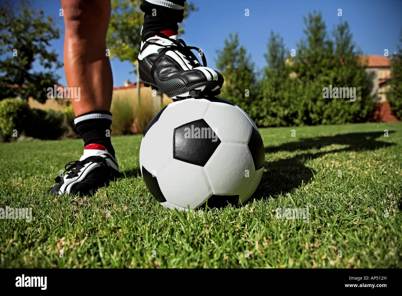 Fußball-Boot und Stollen auf schwarz / weiß-Fußball auf Rasen schwarz und weiß stehen Socken Stockfoto