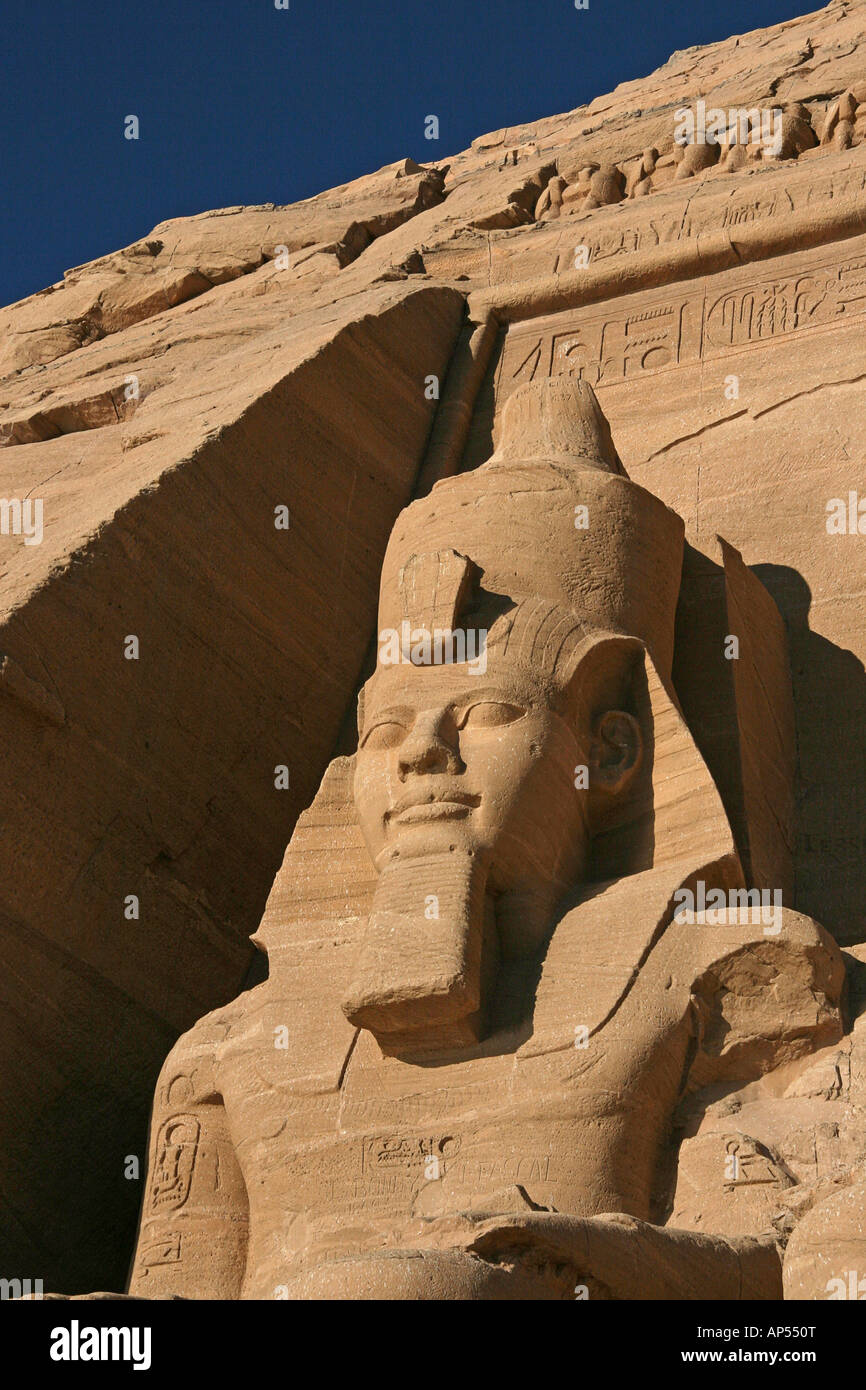 Nahaufnahme eines kolossalen Statuen von Ramses II, trägt die Doppelkrone von unter- und Oberägypten Stockfoto