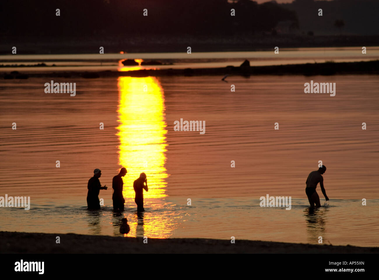 Sonnenaufgang über Silhouette stehend Schwimmer im Wasser, Compo Strand, Westport, CT, USA. Stockfoto