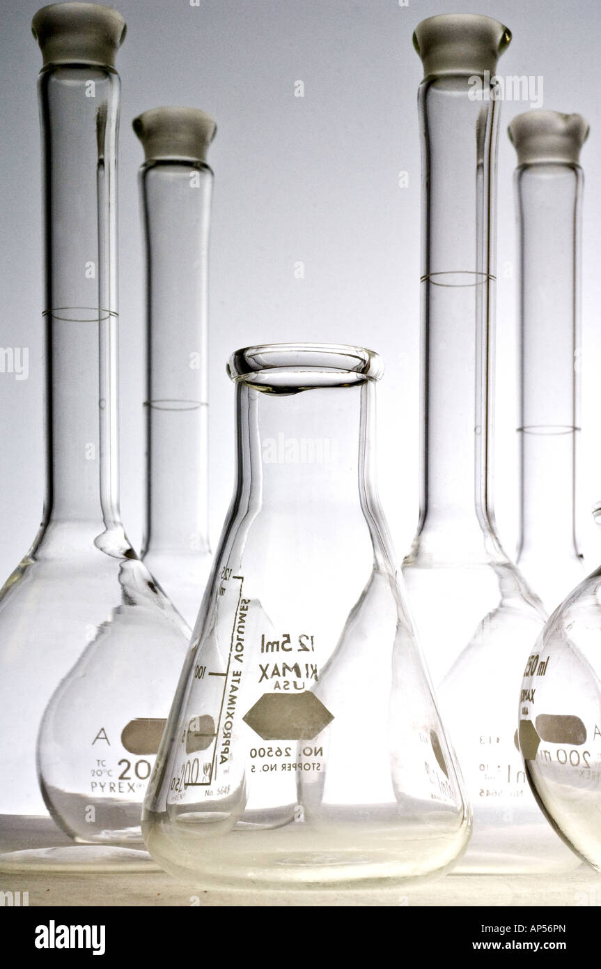 Klar Labor Flaschen und Glas Spalten, wissenschaftlichen Forschung  darstellt Stockfotografie - Alamy