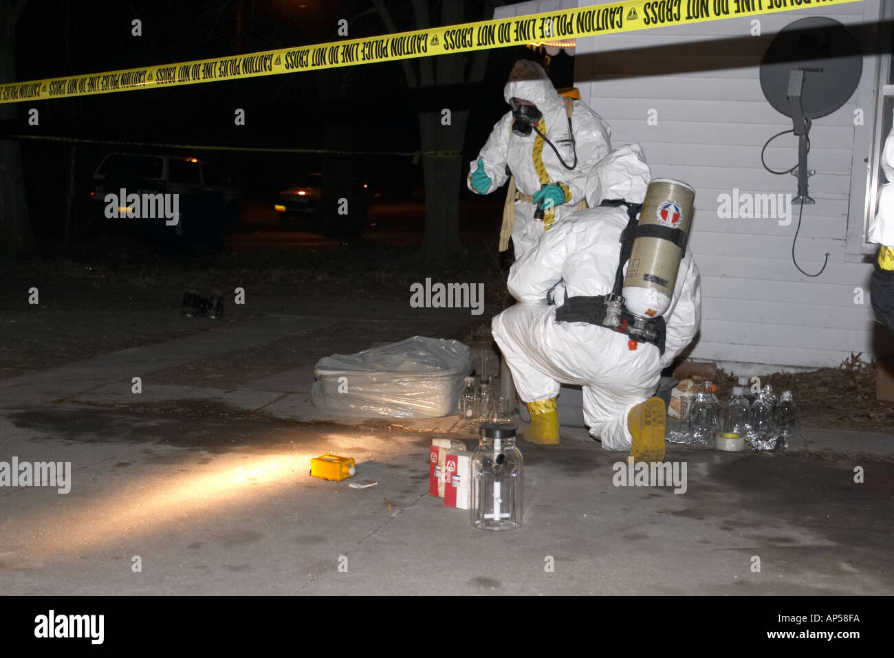Polizei und Deputy Sheriffs untersuchen ein Methamphetamin Labor in einem Wohngebiet in Nebraska, USA. Stockfoto