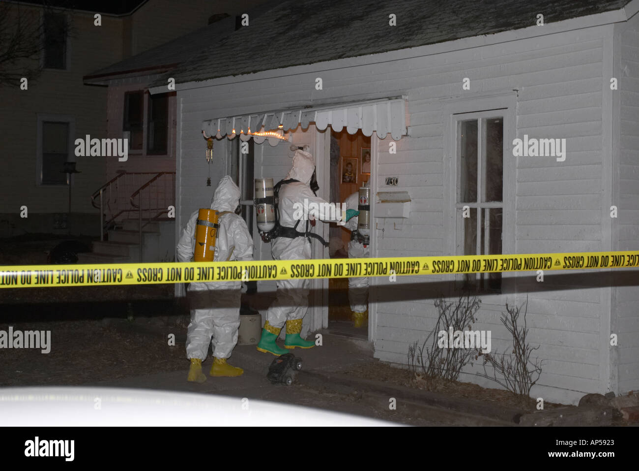 Polizei und Deputy Sheriffs untersuchen ein Methamphetamin Labor in einem Wohngebiet in Nebraska, USA. Stockfoto