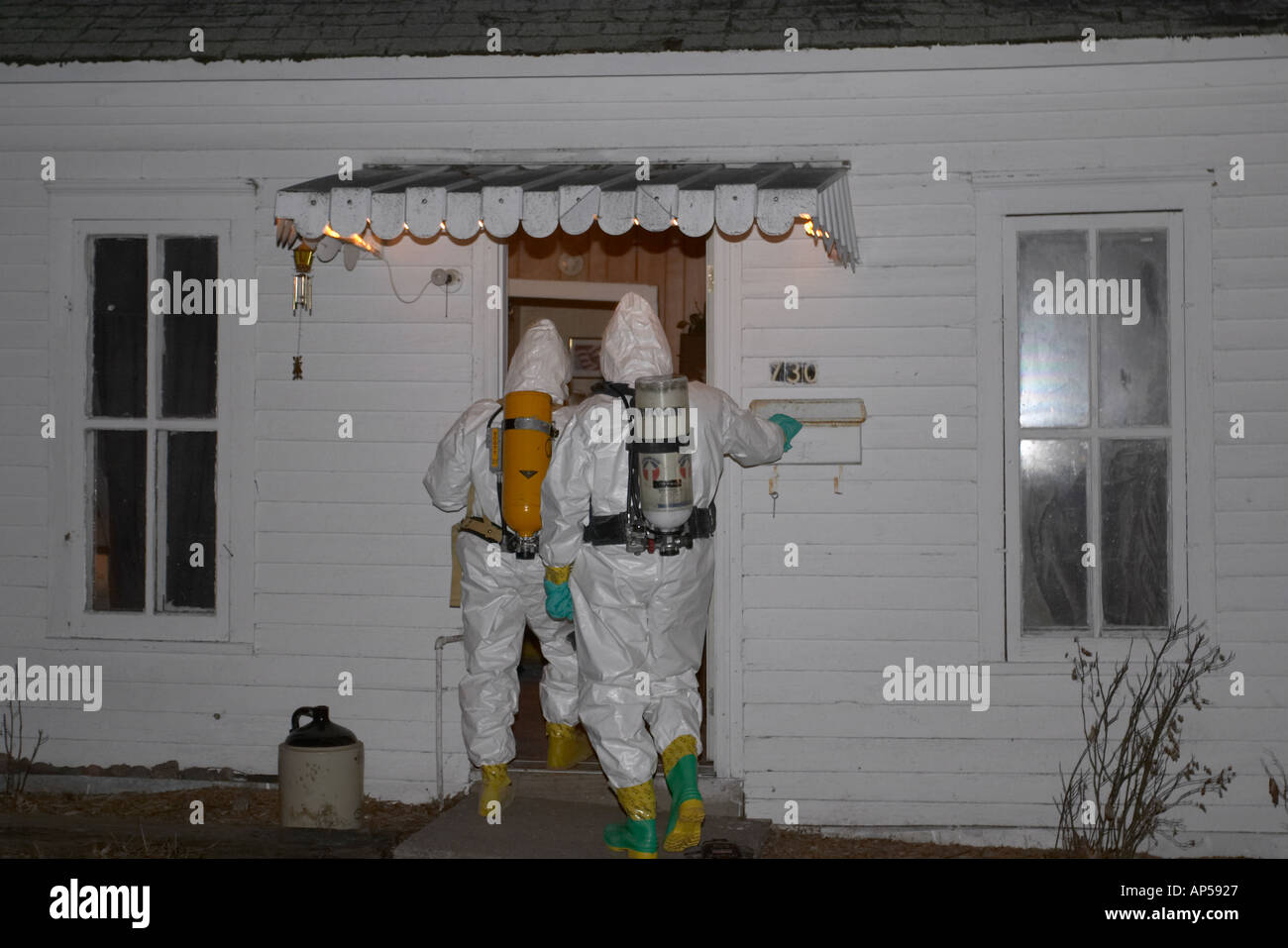 Polizei und Deputy Sheriffs untersuchen ein Methamphetamin Labor in einem Wohngebiet in Nebraska, USA. Stockfoto