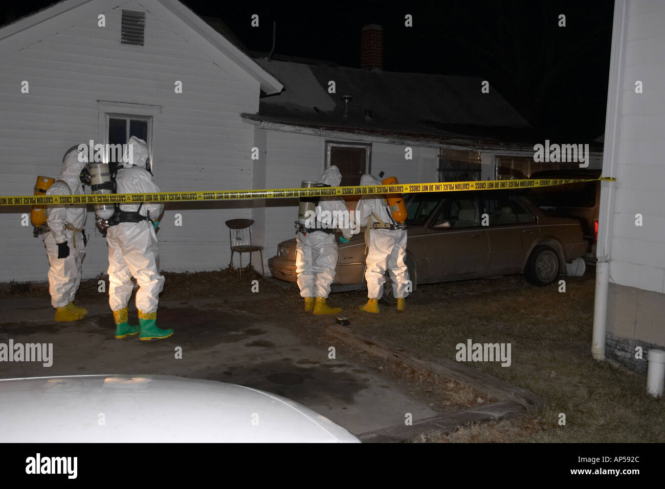 Polizei und Deputy Sheriffs untersuchen ein Methamphetamin Labor in einem Wohngebiet in Nebraska, USA. Stockfoto