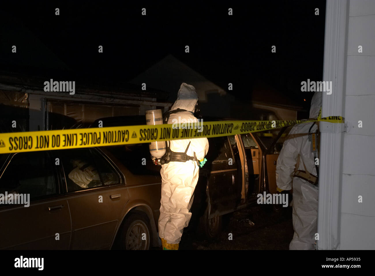 Polizei und Deputy Sheriffs untersuchen ein Methamphetamin Labor in einem Wohngebiet in Nebraska, USA. Stockfoto