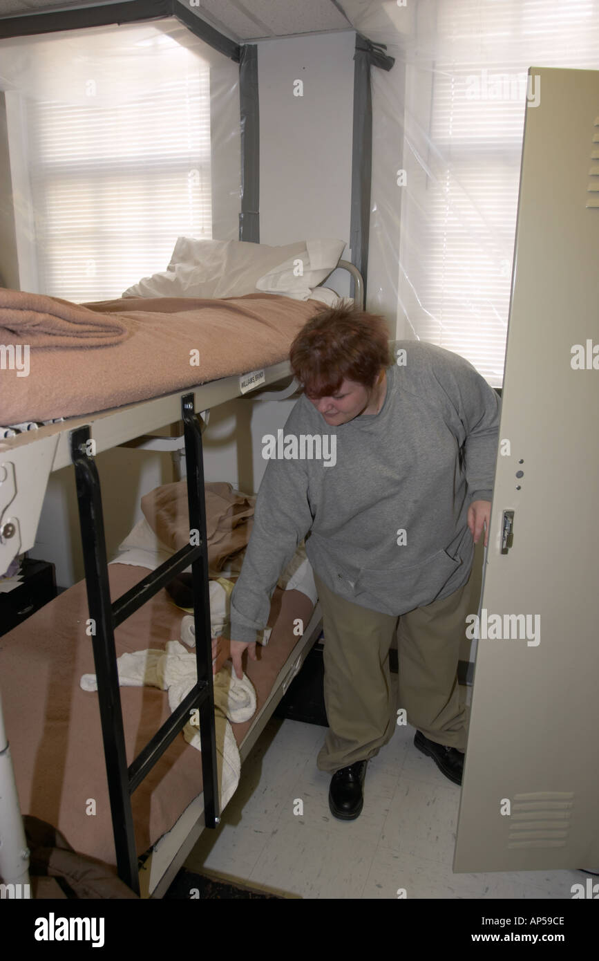 Weiblicher Häftling aufräumen um ihr Bett im gemeinsamen Schlafsaal Nebraska Correctional Center für Frauen Stockfoto