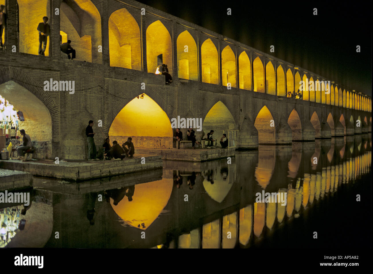 Iran Isfahan Brücke der 33 Bögen Pol e Si o Seh Nacht beleuchtet Stockfoto