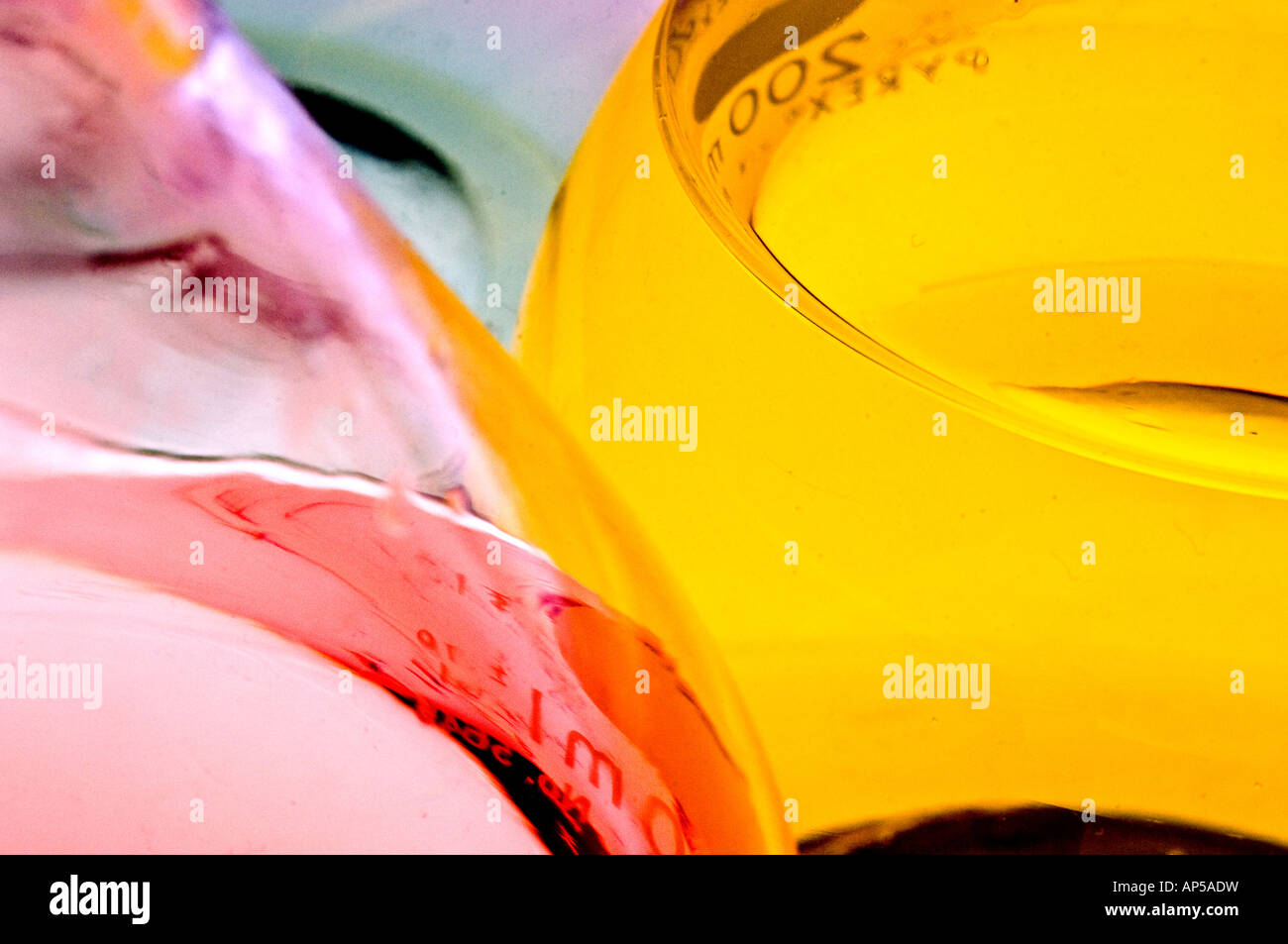 Forschung Labor Glaskolben mit farbigen Flüssigkeiten. Stockfoto