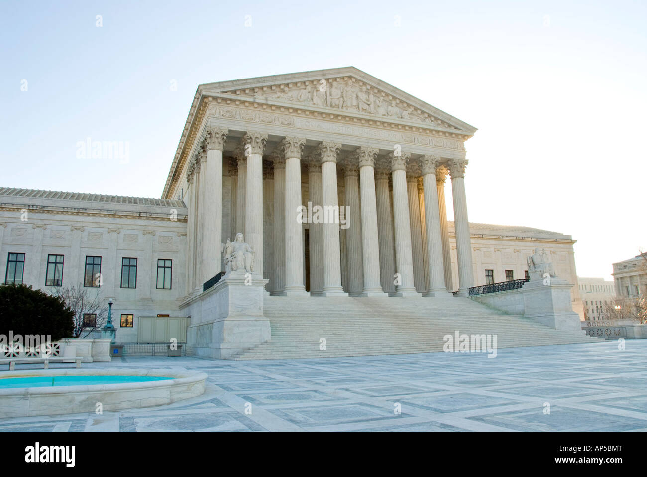 WASHINGTON DC, USA – das Supreme Court Building, ein Wahrzeichen der amerikanischen Justiz, steht majestätisch auf dem Capitol Hill. Das neoklassizistische Gebäude, entworfen von dem Architekten Cass Gilbert, wurde 1935 fertiggestellt. Das Gebäude dient als Hauptquartier des Obersten Gerichtshofs der Vereinigten Staaten. Stockfoto