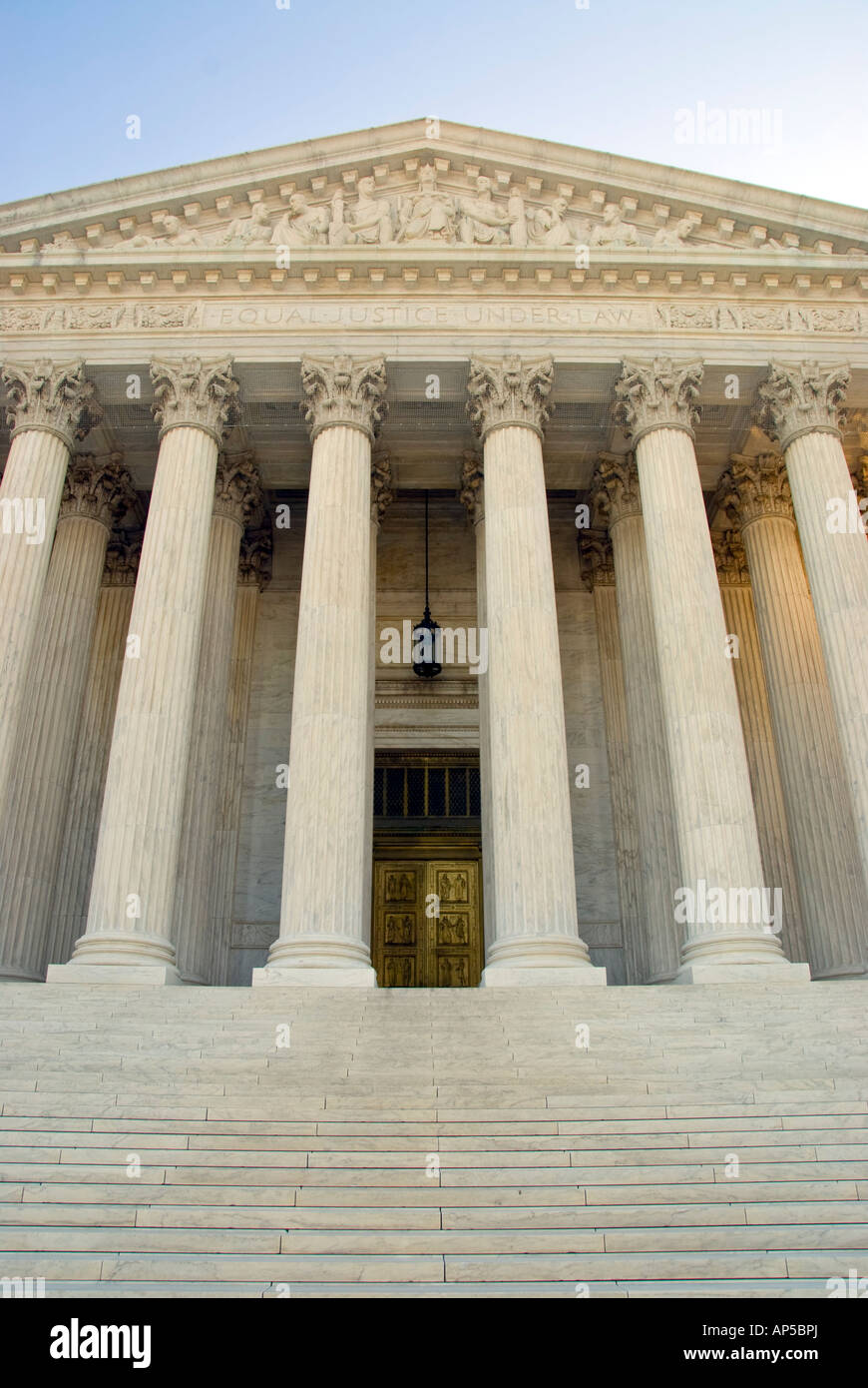 WASHINGTON DC, USA – das Supreme Court Building, ein Wahrzeichen der amerikanischen Justiz, steht majestätisch auf dem Capitol Hill. Das neoklassizistische Gebäude, entworfen von dem Architekten Cass Gilbert, wurde 1935 fertiggestellt. Das Gebäude dient als Hauptquartier des Obersten Gerichtshofs der Vereinigten Staaten. Stockfoto