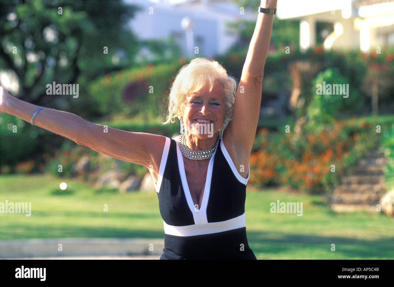 FRAU ALTER SIEBZIG AN IHREM GEBURTSTAG Stockfoto