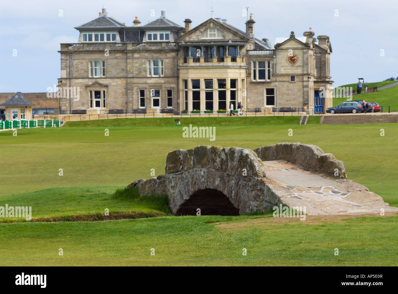 Berühmte Swilken BurnBrücke am 18. Fairway des alten Kurs in St