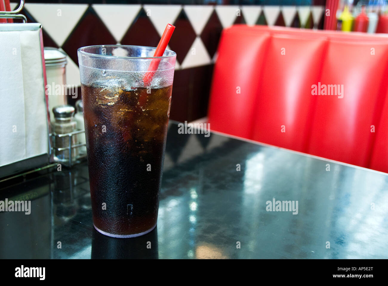 Imbiss-Stand mit Plastikbecher von eisgekühlten Softdrink mit roten Stroh Stockfoto