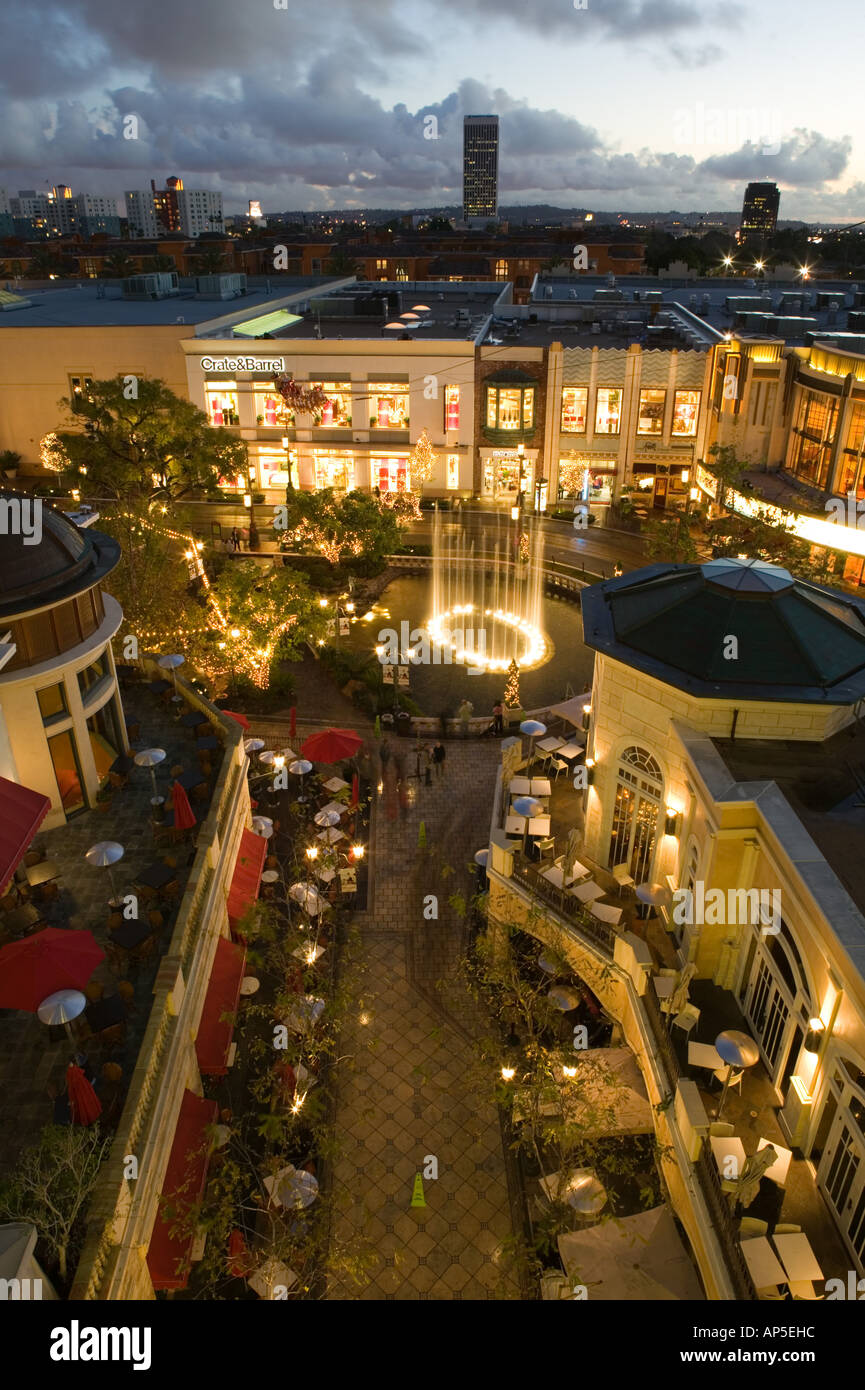 USA, California, Los Angeles, West Hollywood: Grove Mall vom Bauernmarkt / Abend Stockfoto