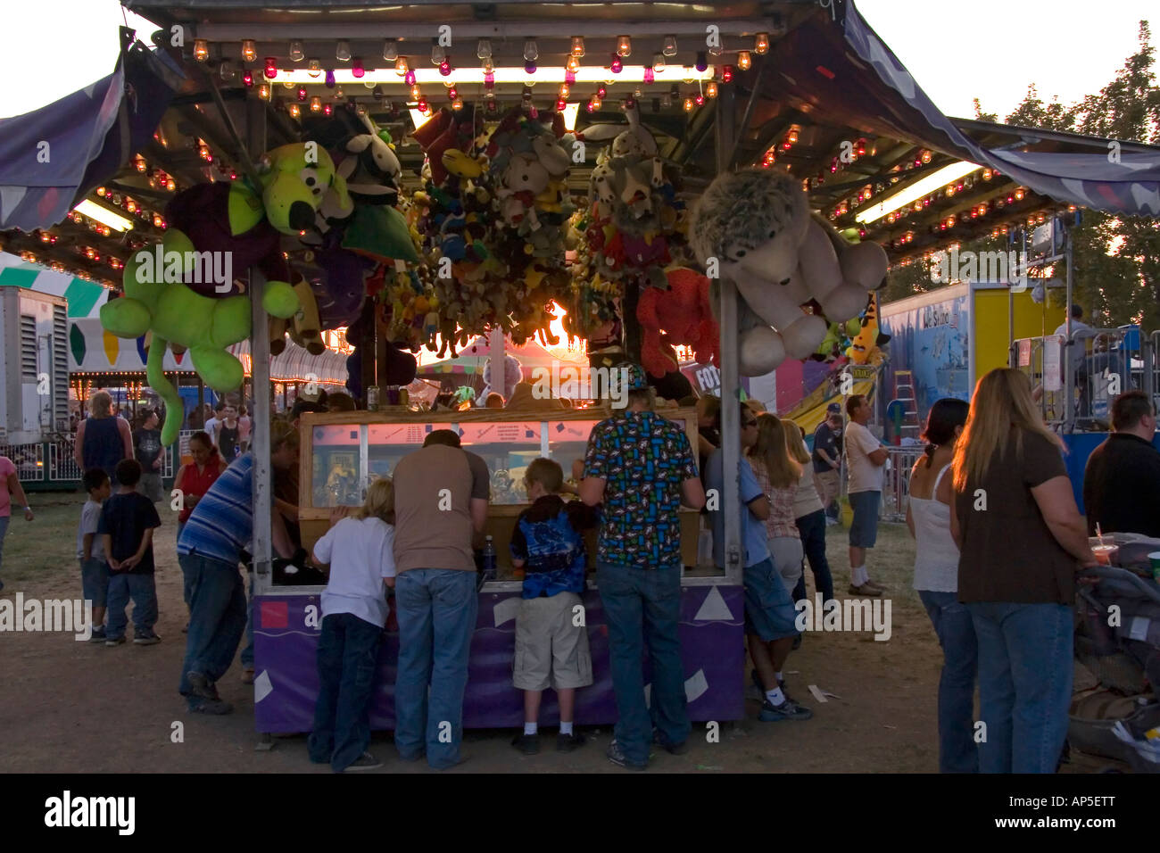 Preis & Geschenk Ständer ist eine Attraktion für viele an der Utah State Fair in SLC, Utah, USA. Ein Sonnenuntergang scheint durch die hängenden Spielzeuge Stockfoto