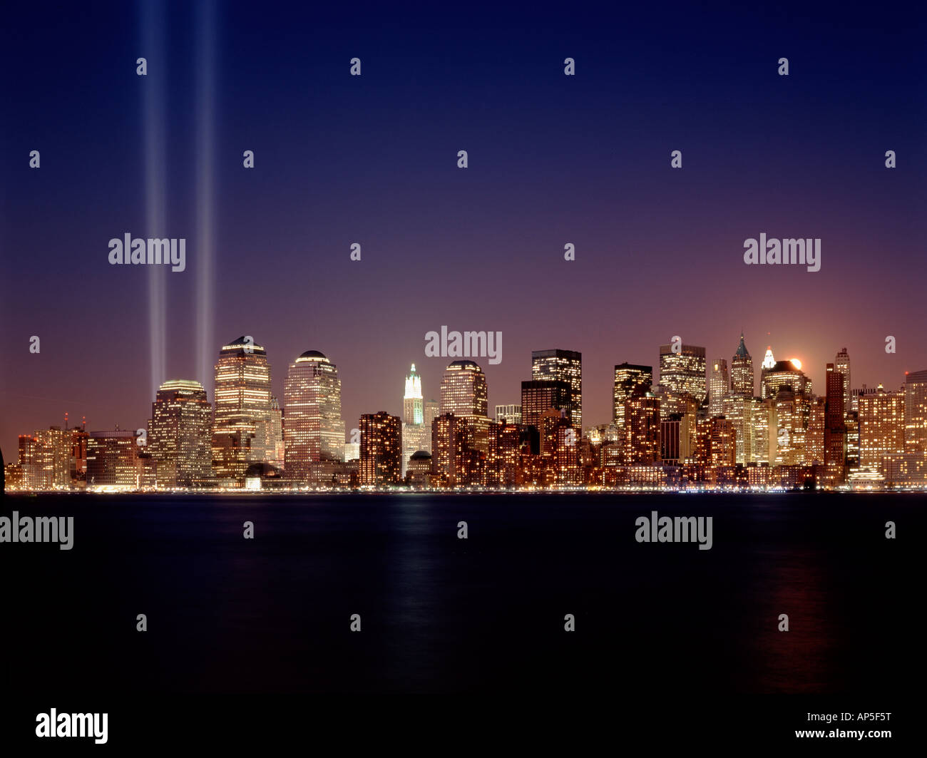 New York City Twin Lichtsäulen wurden Anfang 2002 eingerichtet. Stockfoto