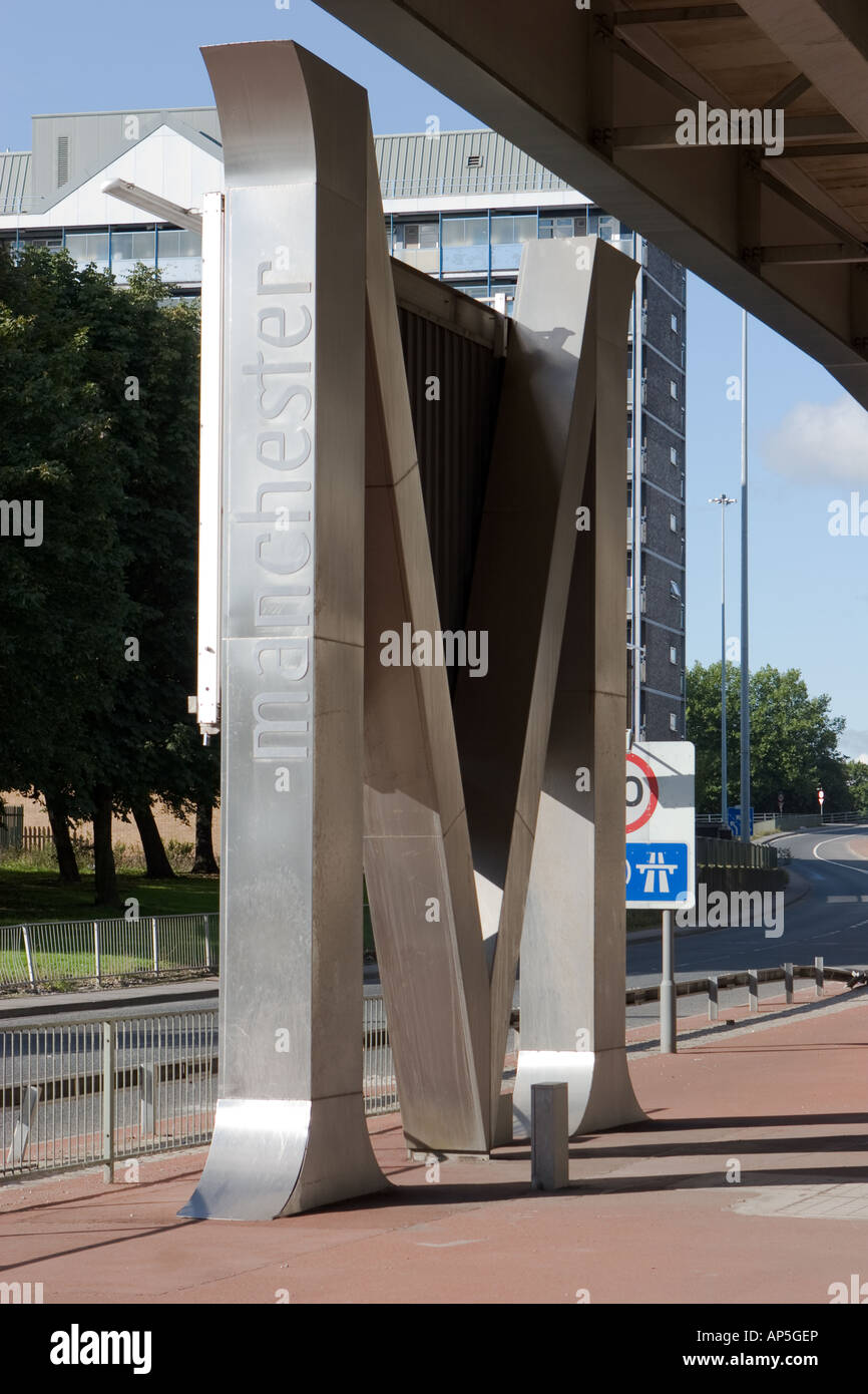 Metall M für Manchester Struktur unter Mancunian Way Autobahn im Zentrum von Manchester UK Stockfoto