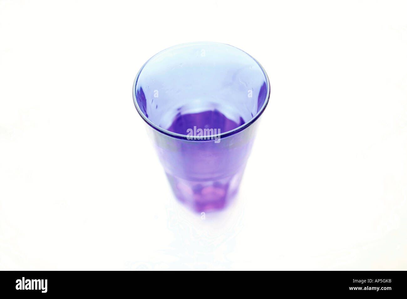 Flache Fokusansicht aus blauem Glas auf weißem Hintergrund Stockfoto