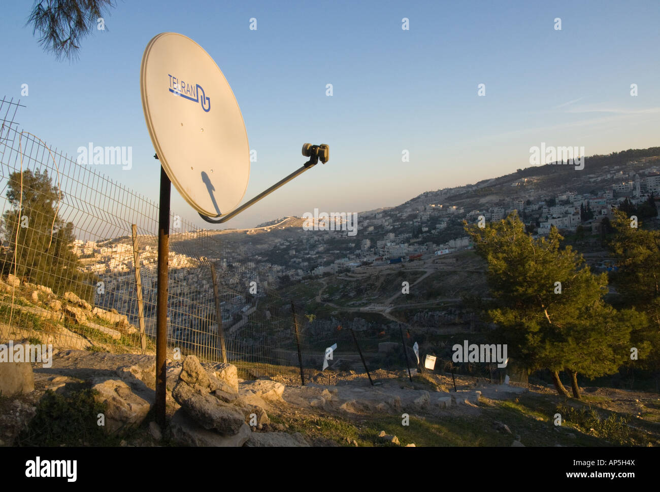 Israel Jerusalem Dorf von Silwan Satelite TV Schüssel auf einem verrosteten Mast mit typischen Jerusalem Hügellandschaft in bkgd Stockfoto