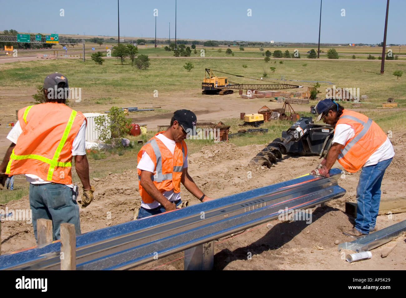 Autobahn-Bauarbeiter, die Installation einer Leitplanke auf ich 80 und 76 in der Nähe von Big Springs Nebraska Stockfoto