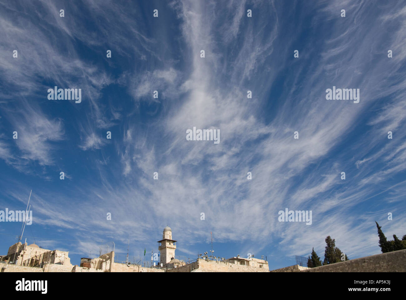 Israel Jerusalem alte Stadtmauer Western Ansicht mit Minarett auf Esplanande von der Moschee und Winter sky Stockfoto