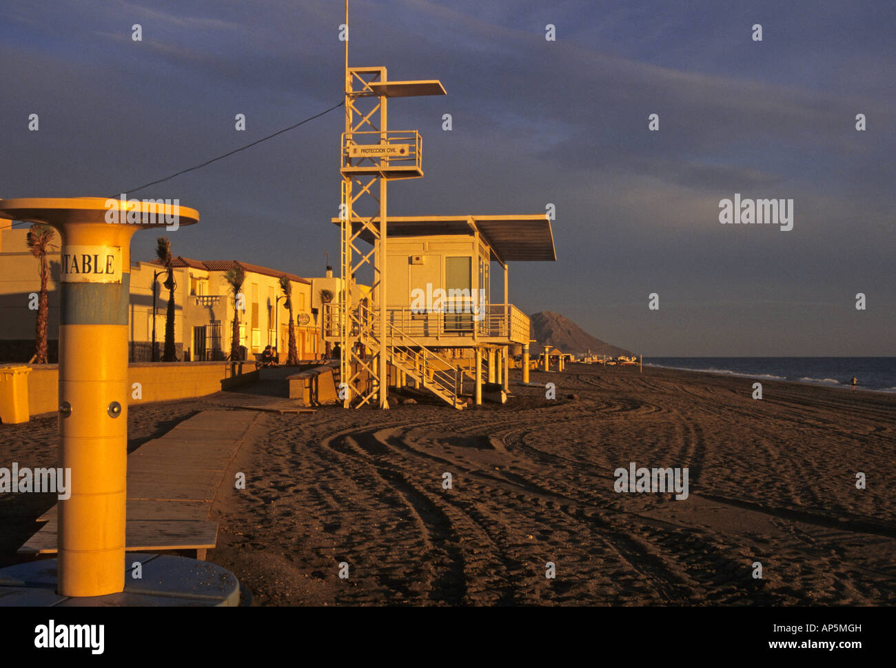 der Strand von San Miguel de Gabo de Gata nach Sonnenuntergang Andalusien Spanien Stockfoto
