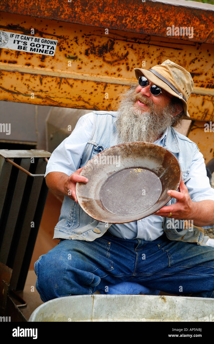 Dexter Clarke gold Miner demonstriert seine panning Technik an das Eldorado Goldmine in Fairbanks Alaska USA. Stockfoto