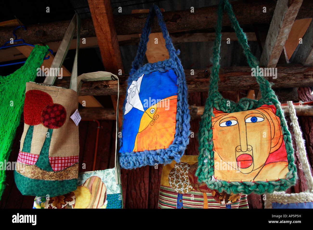 Eine Auswahl an bunten Taschen hängen von der Decke in einem Marktstand in Coyhaique, Chile. Stockfoto