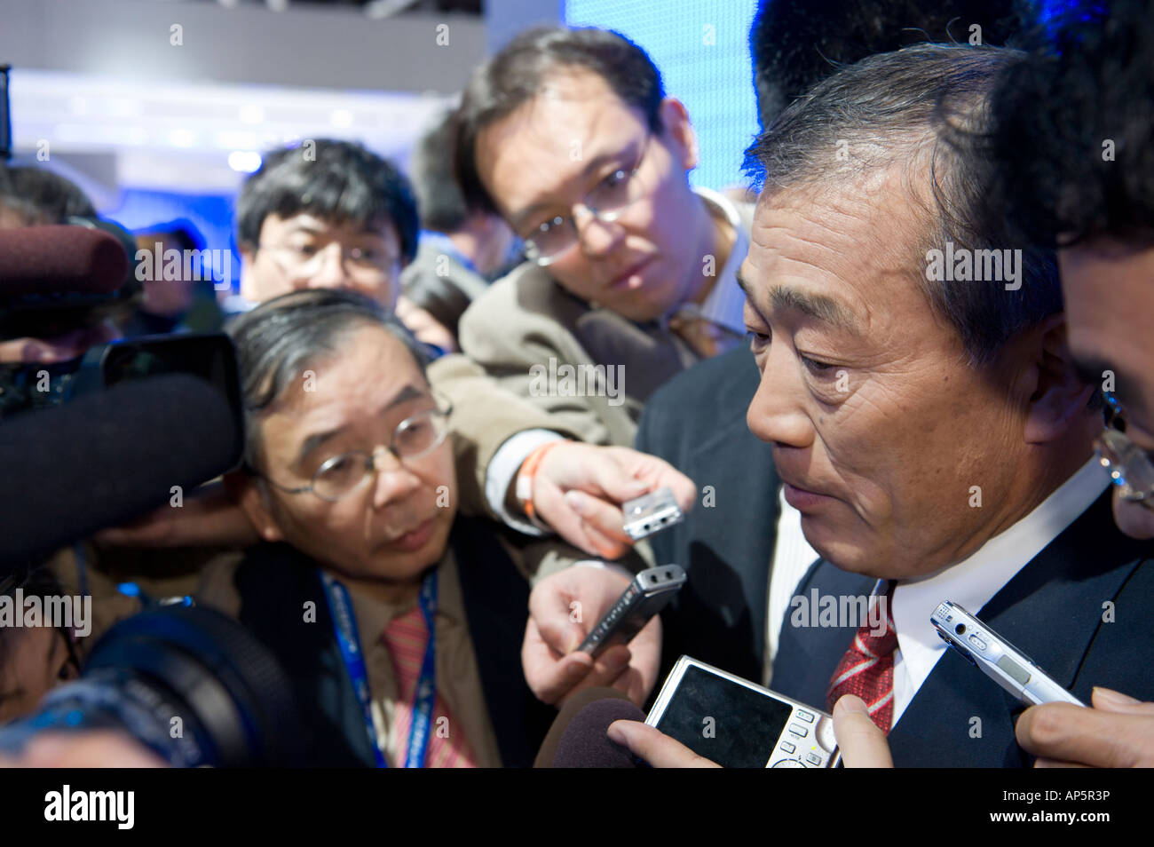 Honda Motor Company President und CEO Takeo Fukui mit den Medien bei der 2008 North American International Auto Show in Detroit Stockfoto