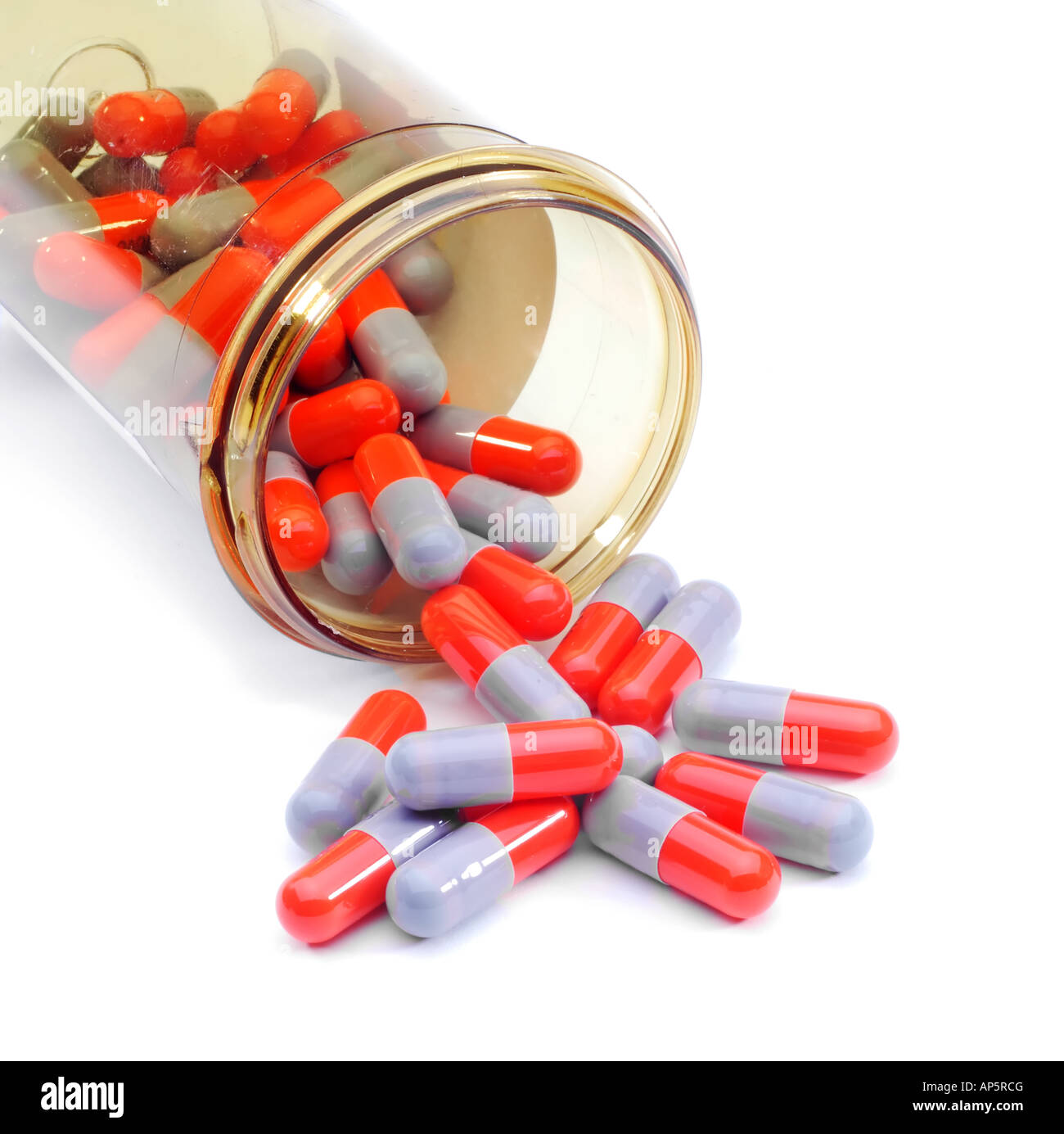 Verschreibungspflichtiges Medikament Pille Flasche Umgekippt Verschütten Medikation Caplets auf weißem Hintergrund Plastikflasche Container Medizin Stockfoto