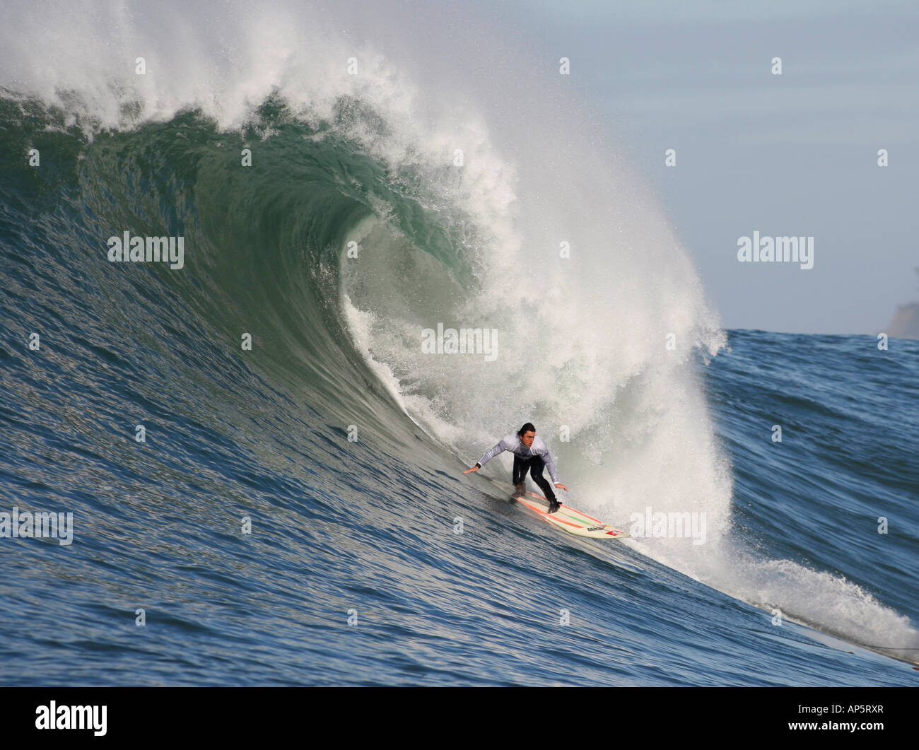 Surfer in Aktion bei der 2008 Maverick Surf Contest, Samstag, 12. Januar 2008, Half Moon Bay, Kalifornien, USA Stockfoto